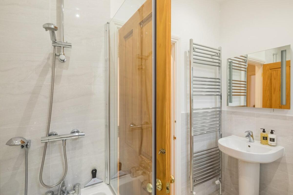 Large 4 Bedroom Home With Garden And Free Parking CBG Exterior foto